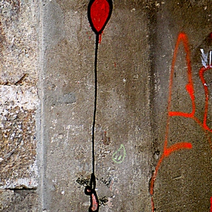Personnage en fil de fer s'envole accroché à un ballon rouge. - Italie  - collection de photos clin d'oeil, catégorie streetart